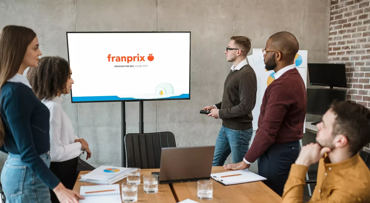 Présentation commerciale Eskimoz SEO équipe réunion template PowerPoint graphiste Paris identité visuelle France