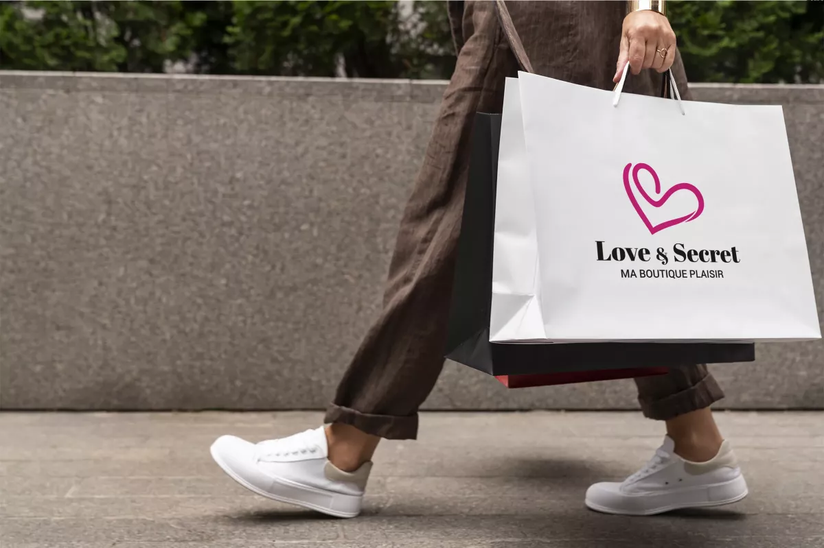 Sacs shopping et packaging Love & Secret créés par un graphiste freelance à Paris spécialisé en branding et design packaging en France