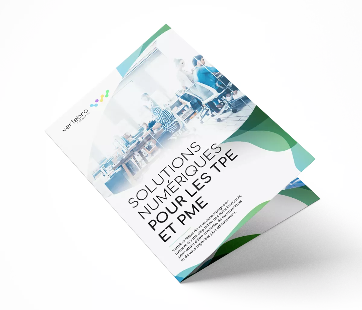 Création graphique d'une brochure commerciale A4 moderne réalisée par un graphiste freelance à Paris pour une entreprise de services numériques