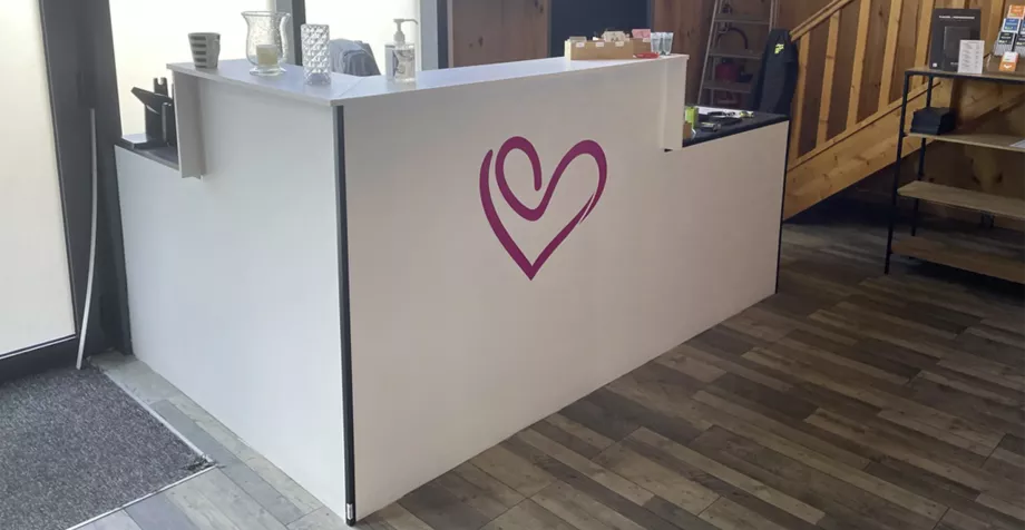 Signalétique intérieure Love & Secret créée par un graphiste freelance à Paris spécialisé en branding et communication visuelle pour commerces en France