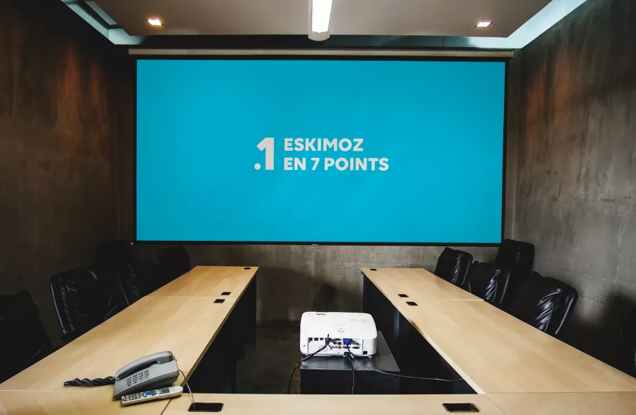 Présentation PowerPoint SEO Eskimoz sur ordinateur design slide réunion client graphiste freelance Paris France