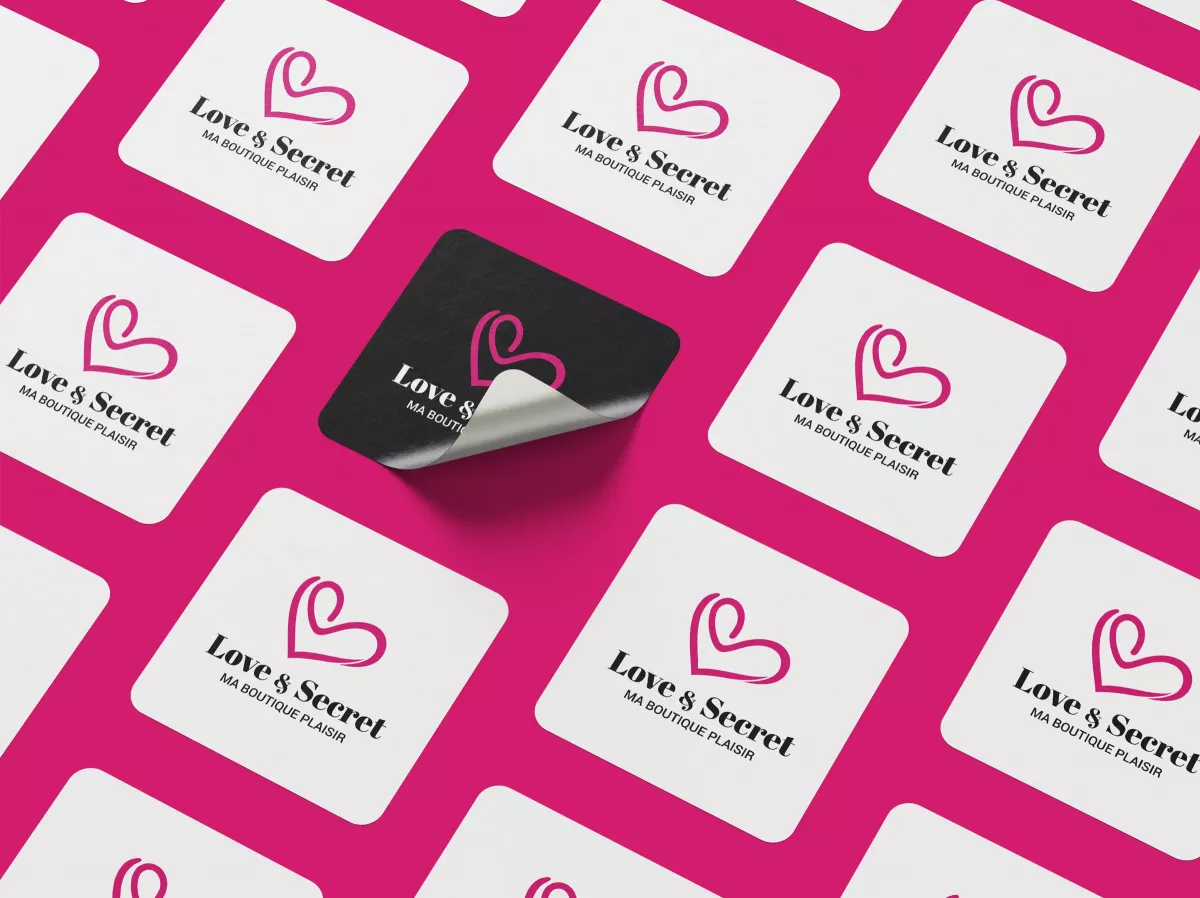Stickers et supports adhésifs Love & Secret conçus par un graphiste freelance à Paris spécialisé en création d’identité visuelle en France
