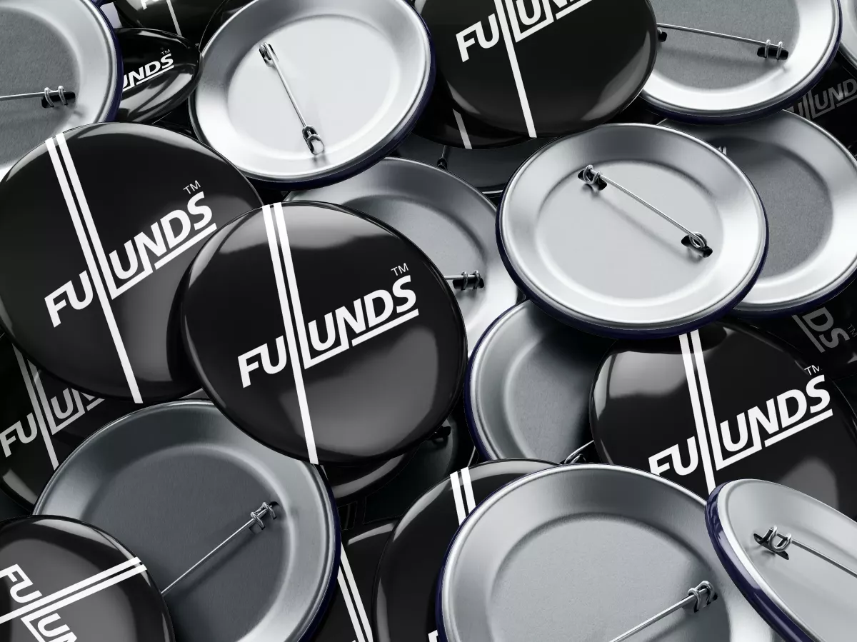 Goodies et badges FullUNDS créés par un graphiste à Paris spécialisé en branding et création d’identité visuelle pour marques streetwear