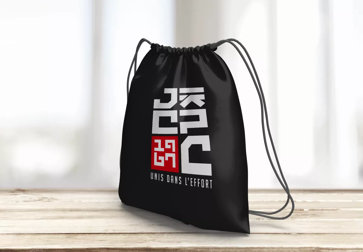 Sac de sport personnalisé JCPC créé dans le cadre d’une identité visuelle réalisée par un graphiste freelance près de Paris