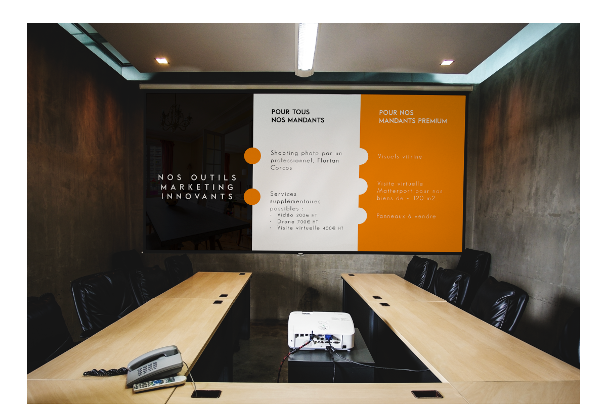 Présentation PowerPoint immobilier en salle réunion agence Dolce Casa design Paris graphiste freelance Ile-de-France France