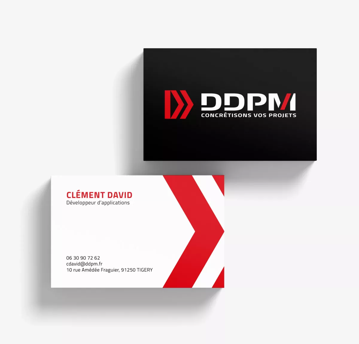 Mise en situation de cartes de visite et identité visuelle DDPM créée par un designer graphique en région parisienne