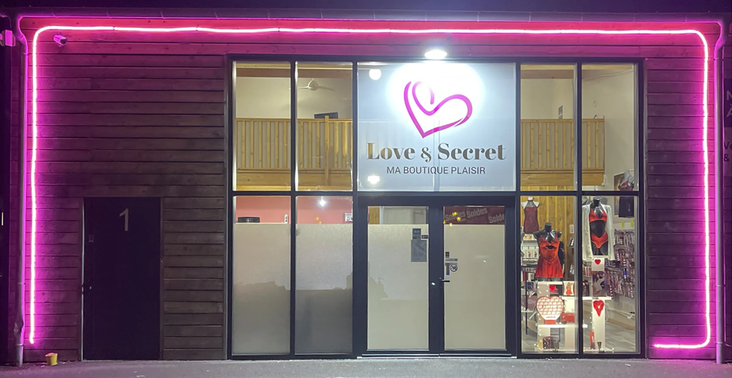 Façade et enseigne Love & Secret conçues par un graphiste freelance à Paris spécialisé en identité visuelle et signalétique commerciale en France