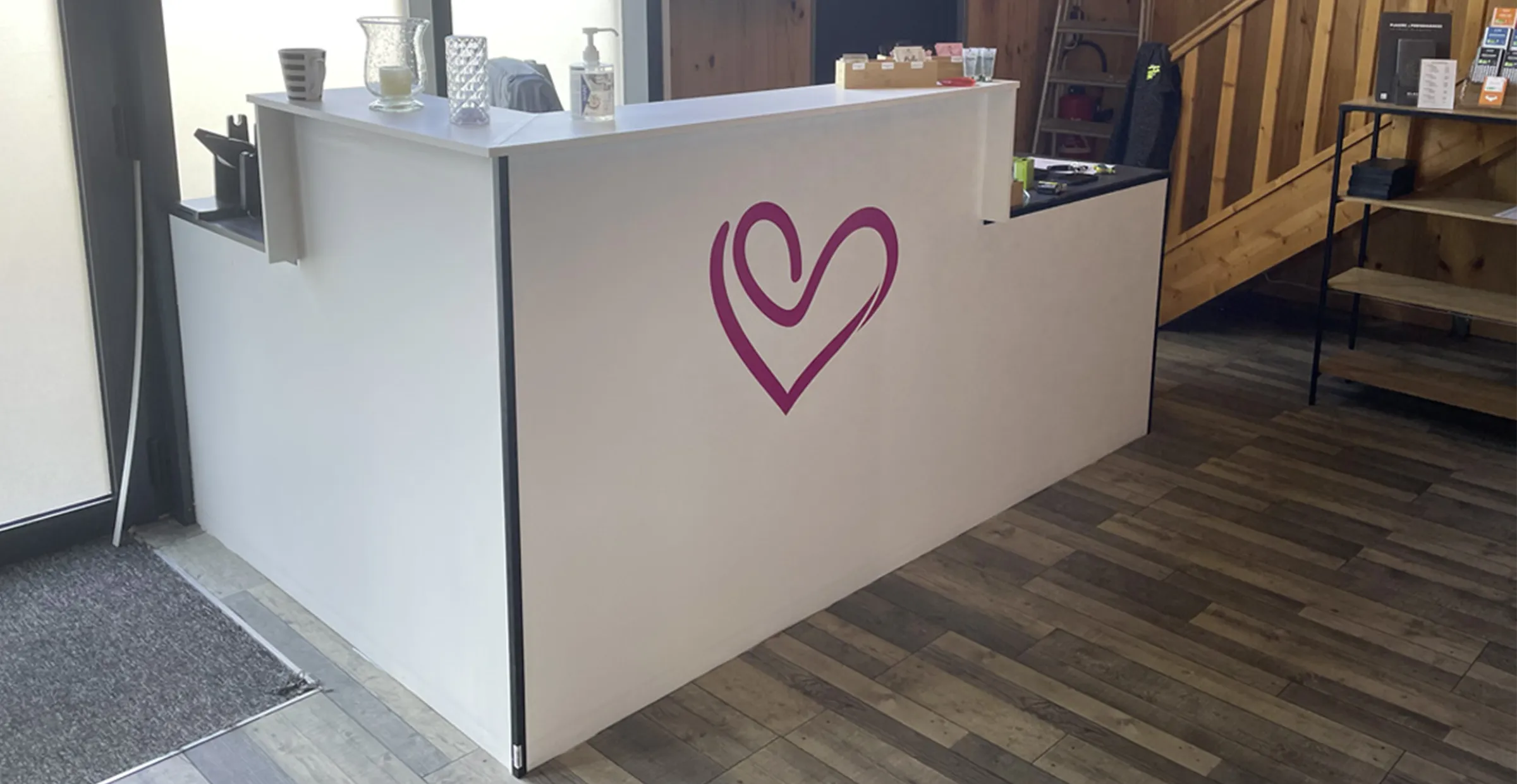 Signalétique intérieure Love & Secret créée par un graphiste freelance à Paris spécialisé en branding et communication visuelle pour commerces en France