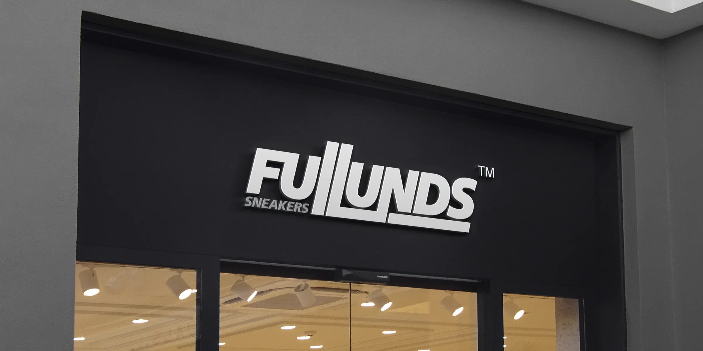 Signalétique de boutique FullUNDS réalisée par un graphiste à Paris spécialisé en identité visuelle et design retail en France