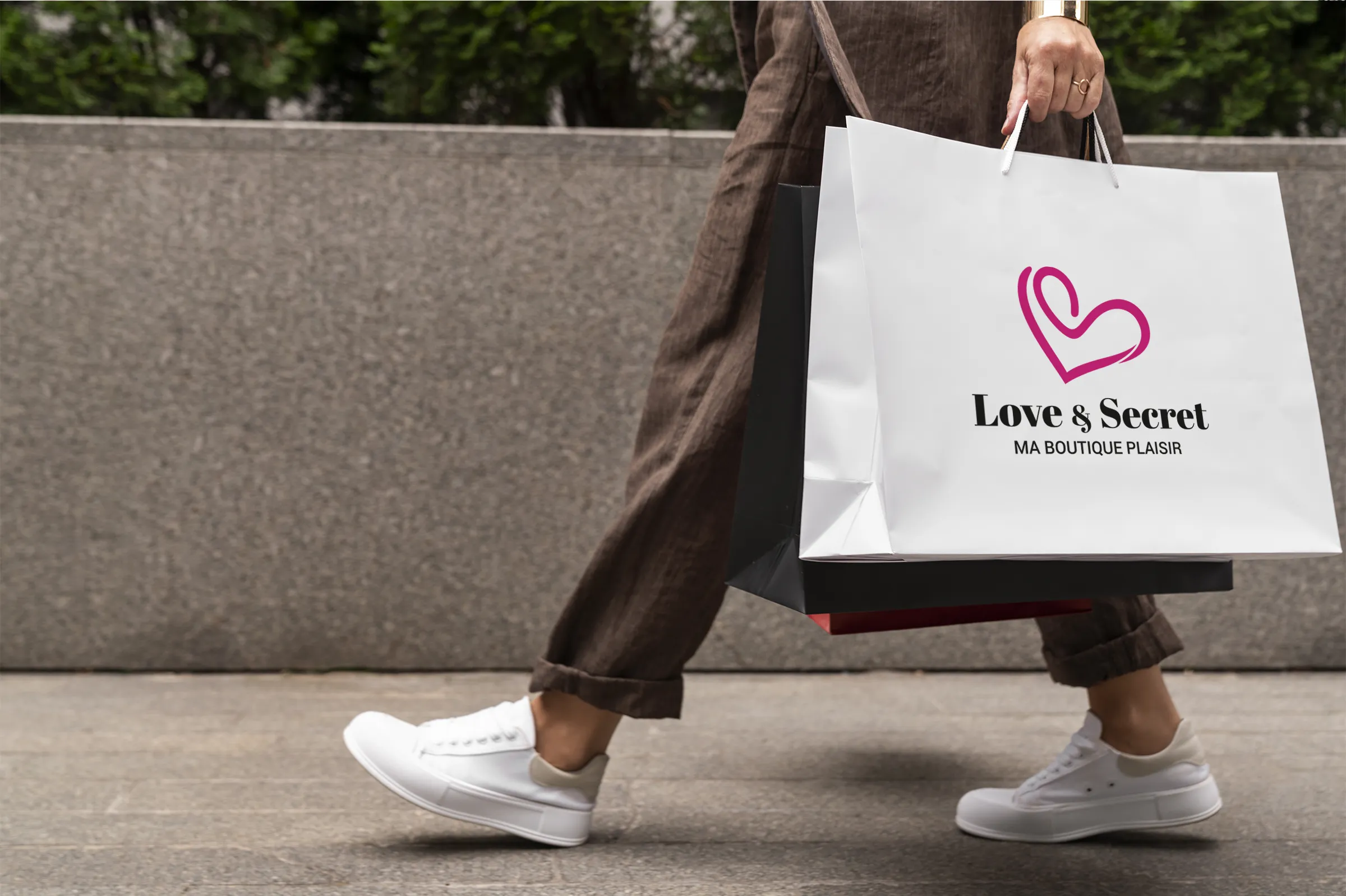 Sacs shopping et packaging Love & Secret créés par un graphiste freelance à Paris spécialisé en branding et design packaging en France