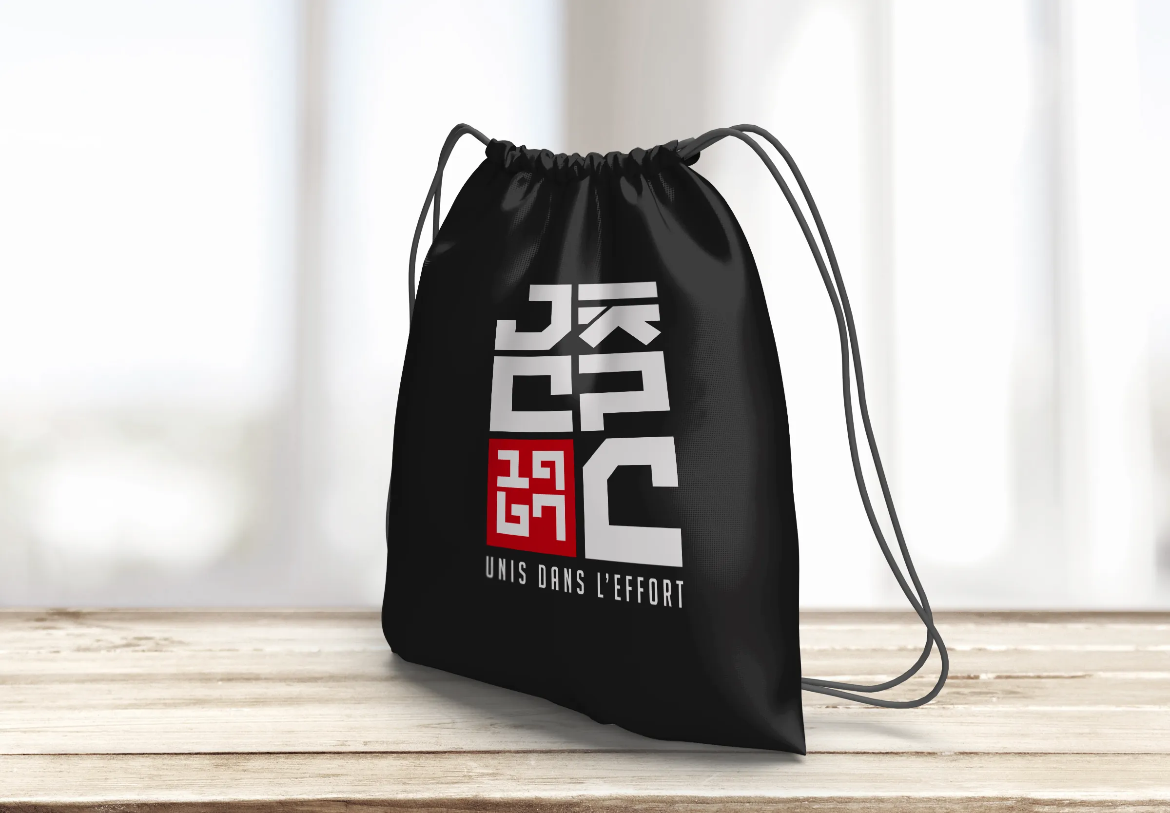 Sac de sport personnalisé JCPC créé dans le cadre d’une identité visuelle réalisée par un graphiste freelance près de Paris