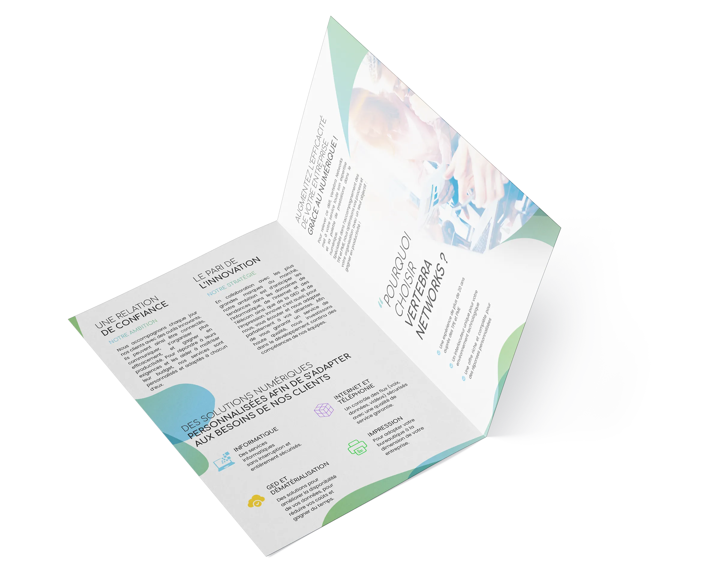 Création de la mise en page intérieure d'une plaquette commerciale réalisée par un graphiste freelance à Paris pour une entreprise informatique en France